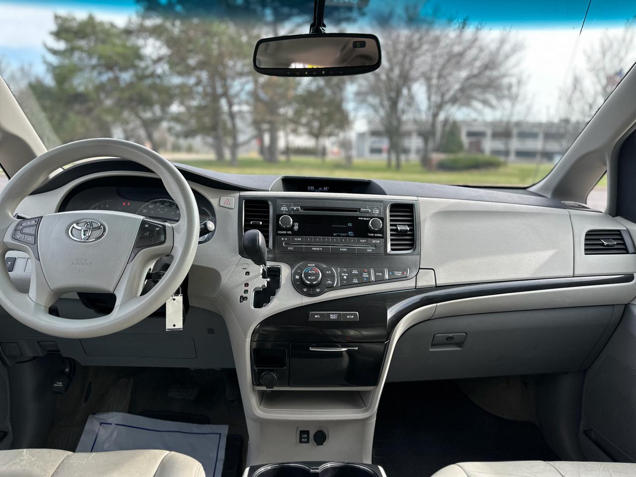 Toyota Sienna 5dr 7-Pass Van V6 LE FWD (Natl) 2013