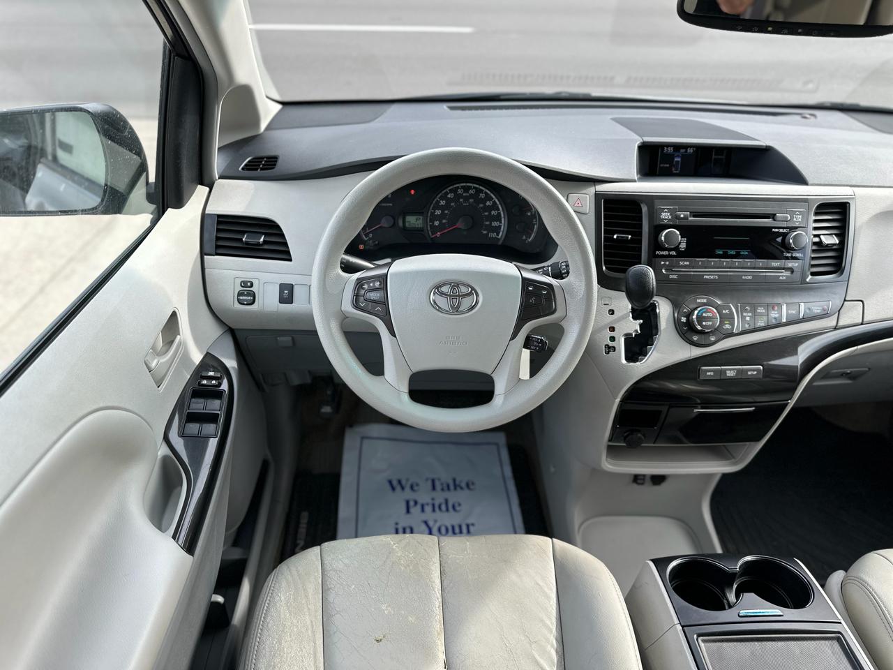 Toyota Sienna 5dr 7-Pass Van V6 LE FWD (Natl) 2013