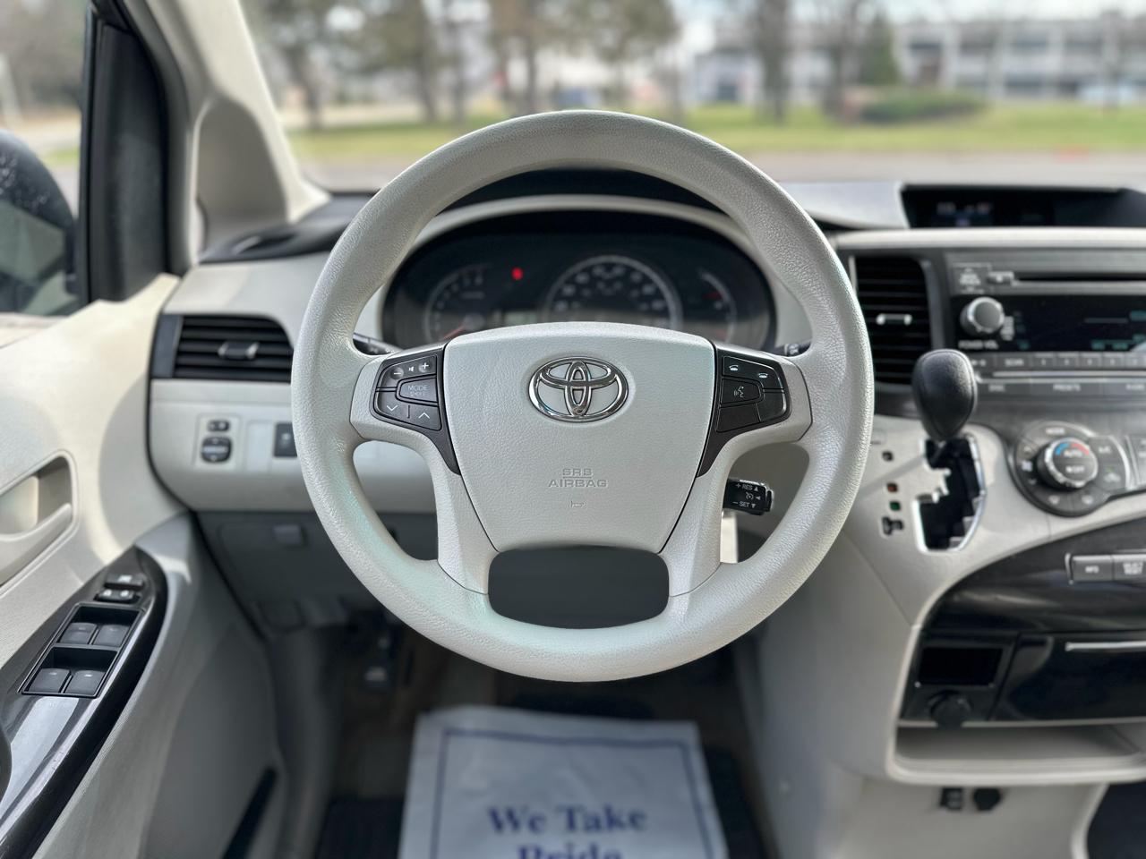 Toyota Sienna 5dr 7-Pass Van V6 LE FWD (Natl) 2013