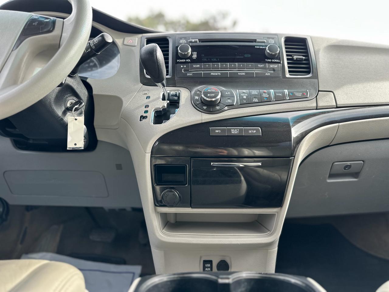 Toyota Sienna 5dr 7-Pass Van V6 LE FWD (Natl) 2013