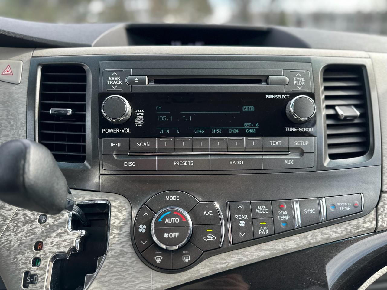 Toyota Sienna 5dr 7-Pass Van V6 LE FWD (Natl) 2013