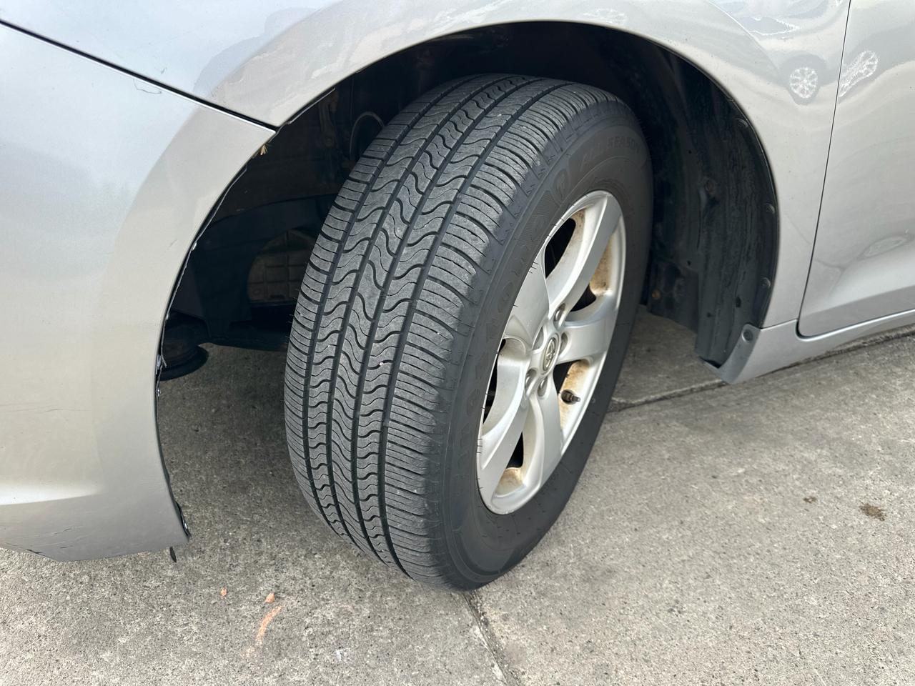 Toyota Sienna 5dr 7-Pass Van V6 LE FWD (Natl) 2013