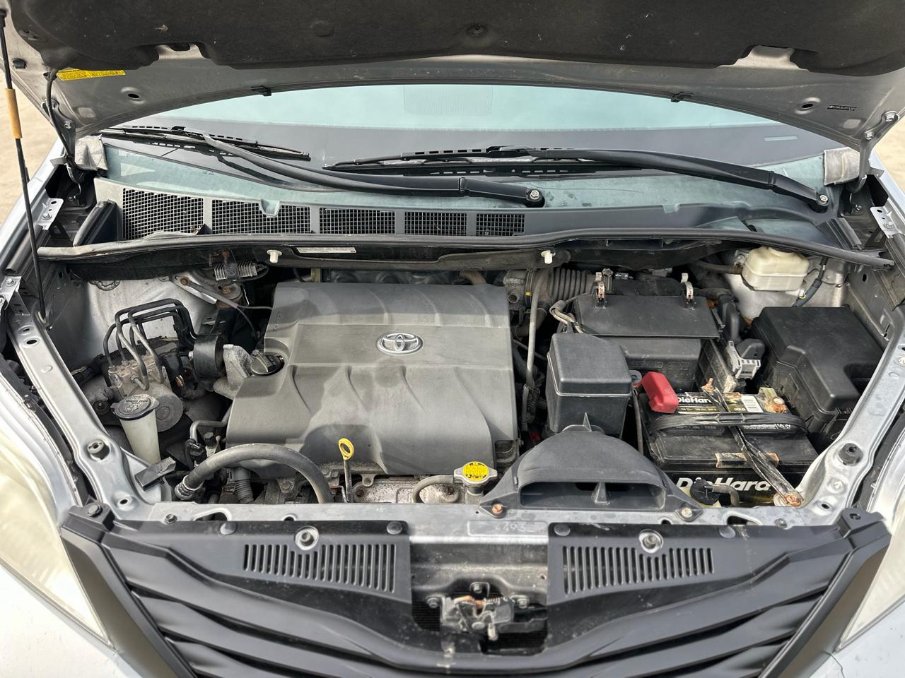 Toyota Sienna 5dr 7-Pass Van V6 LE FWD (Natl) 2013