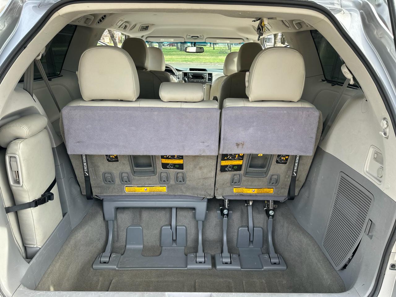 Toyota Sienna 5dr 7-Pass Van V6 LE FWD (Natl) 2013