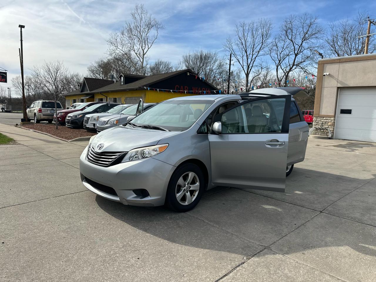 Toyota Sienna 5dr 7-Pass Van V6 LE FWD (Natl) 2013