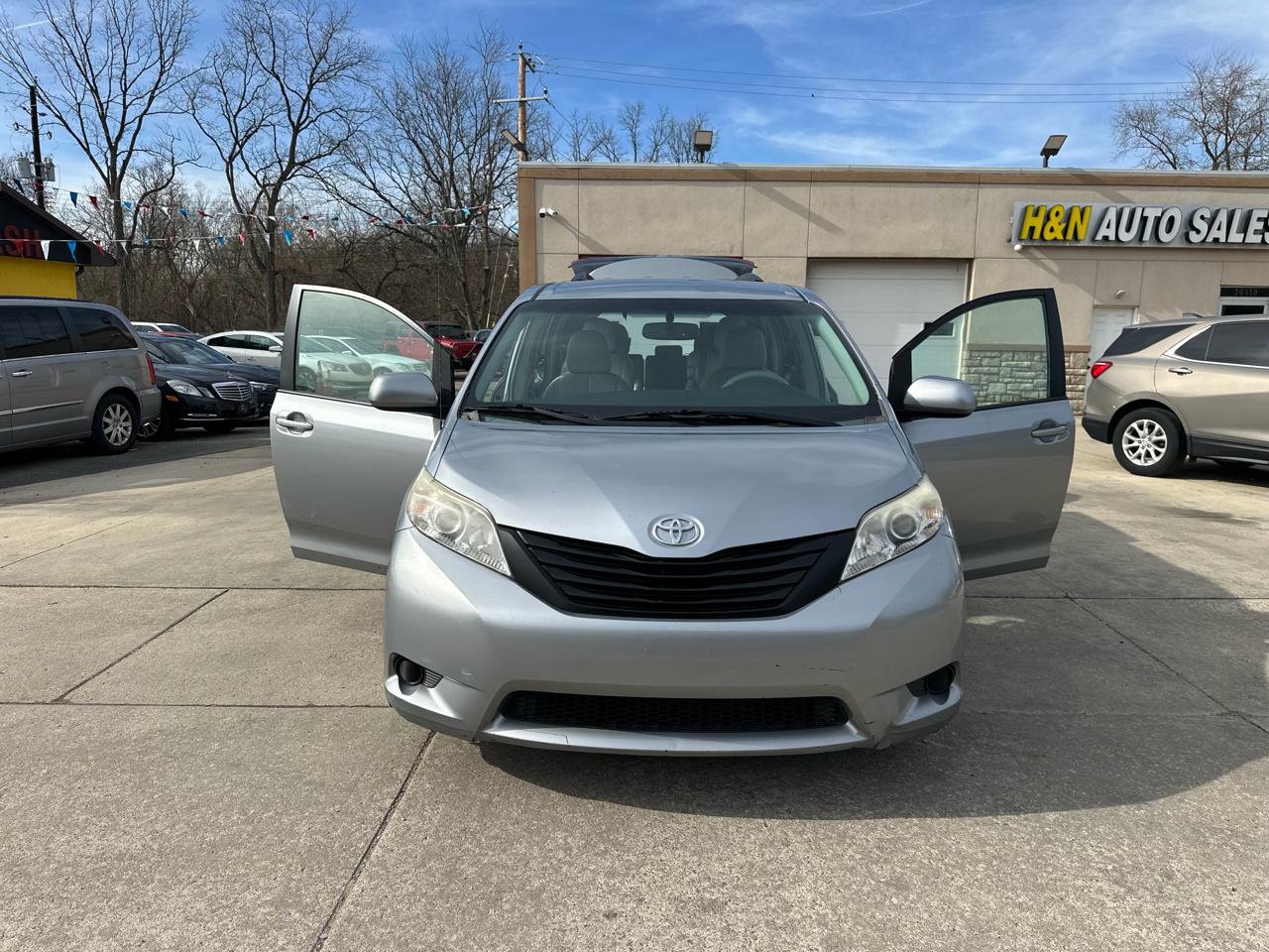 Toyota Sienna 5dr 7-Pass Van V6 LE FWD (Natl) 2013