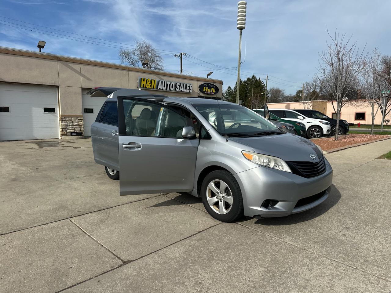 Toyota Sienna 5dr 7-Pass Van V6 LE FWD (Natl) 2013