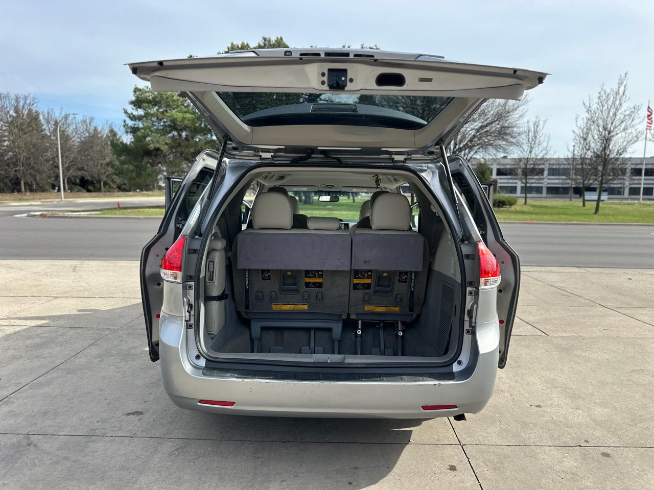 Toyota Sienna 5dr 7-Pass Van V6 LE FWD (Natl) 2013