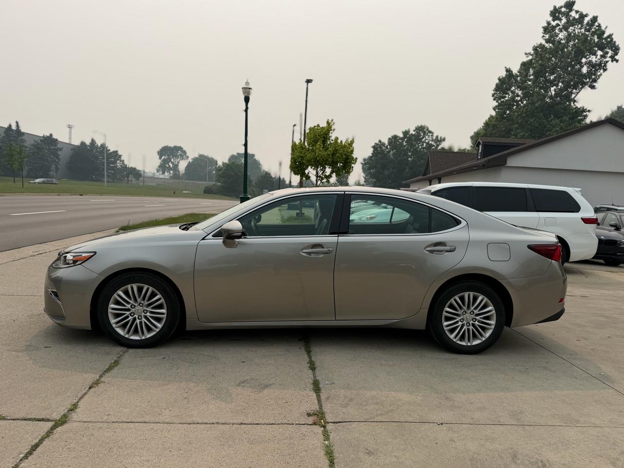 Lexus ES 350 4dr Sdn 2016