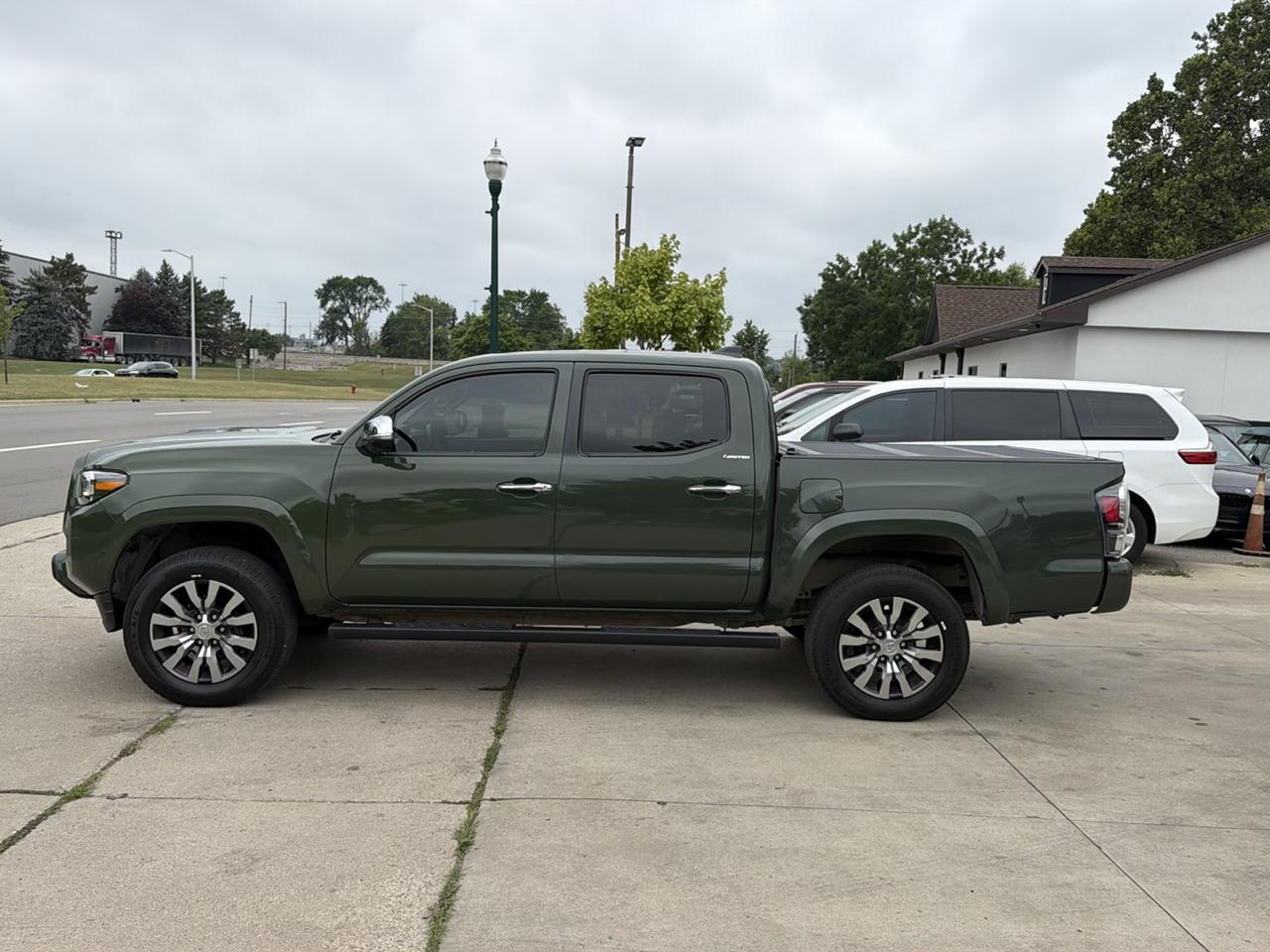 Toyota Tacoma 4WD Limited Double Cab 5' Bed V6 AT (Natl) 2022