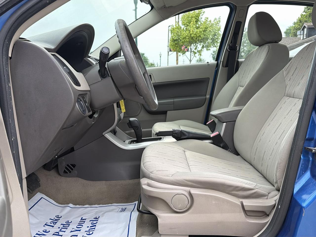 Ford Focus 4dr Sdn SE 2011