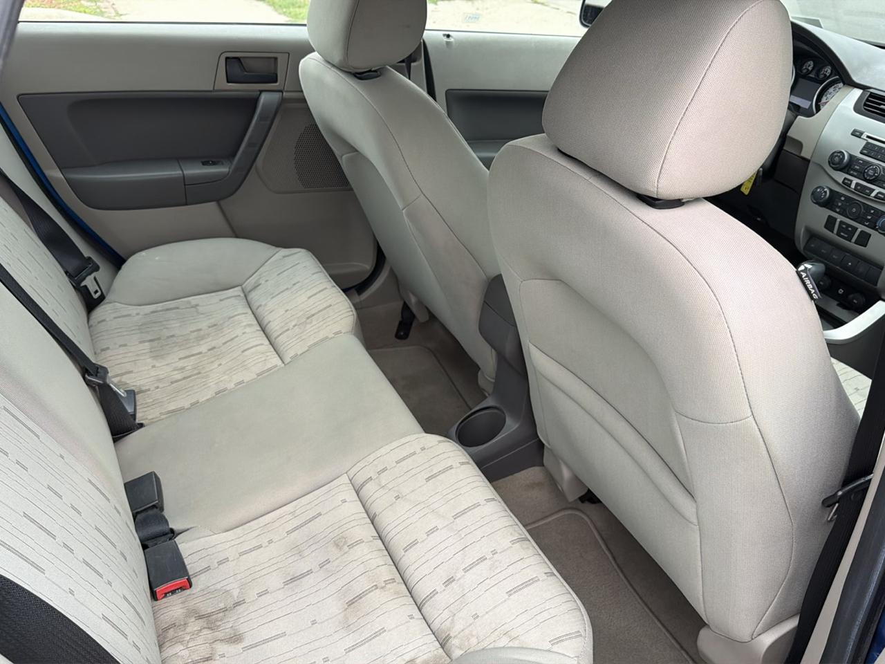 Ford Focus 4dr Sdn SE 2011