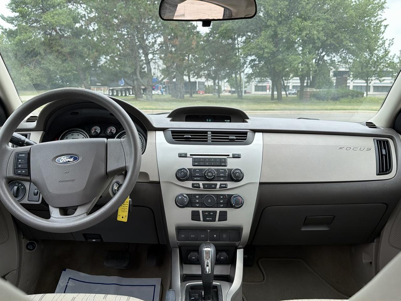 Ford Focus 4dr Sdn SE 2011