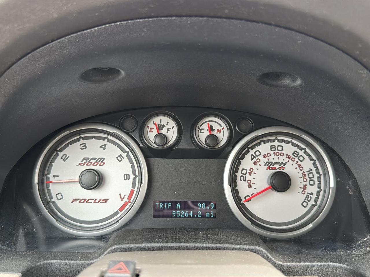 Ford Focus 4dr Sdn SE 2011