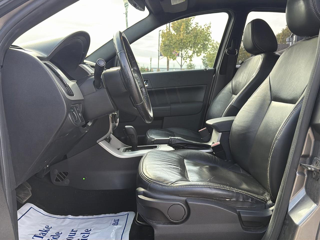 Ford Focus 4dr Sdn SES 2010