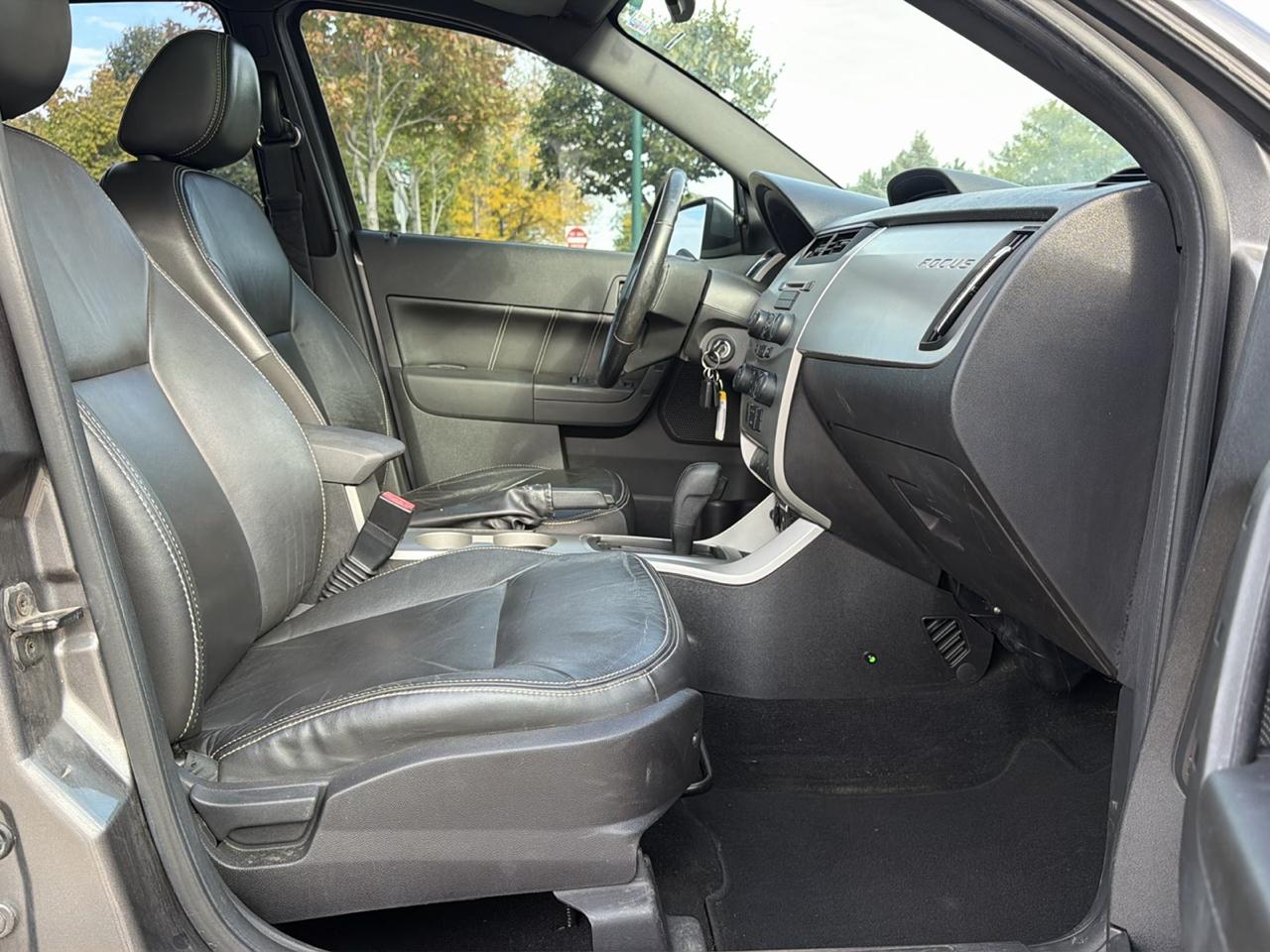 Ford Focus 4dr Sdn SES 2010