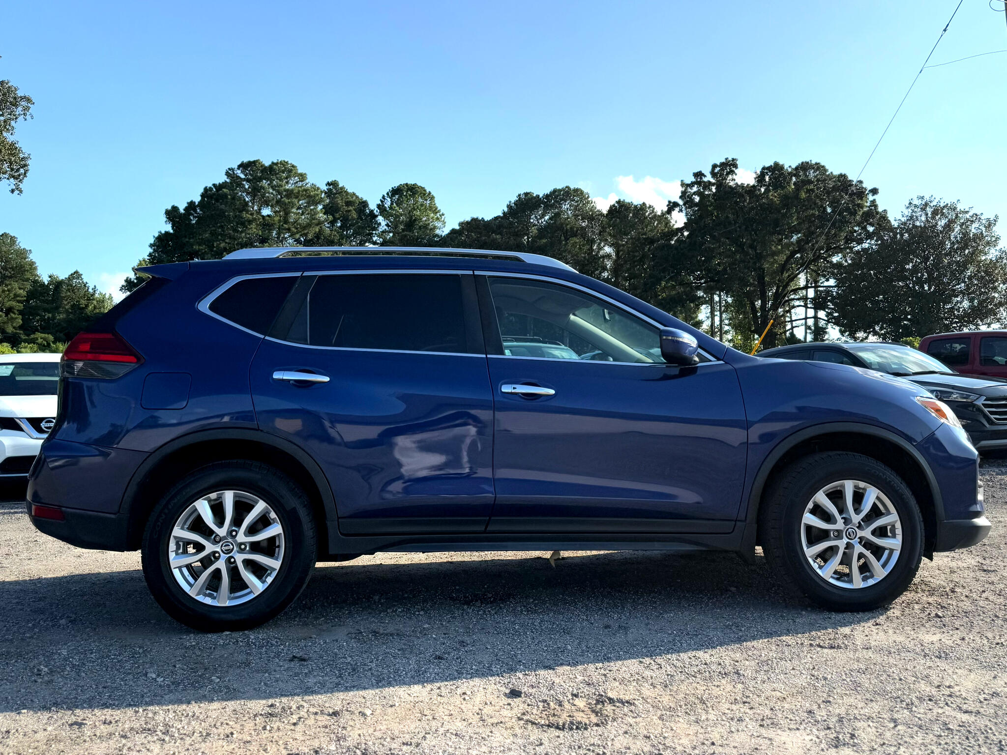 2017 Nissan Rogue SV photo 4