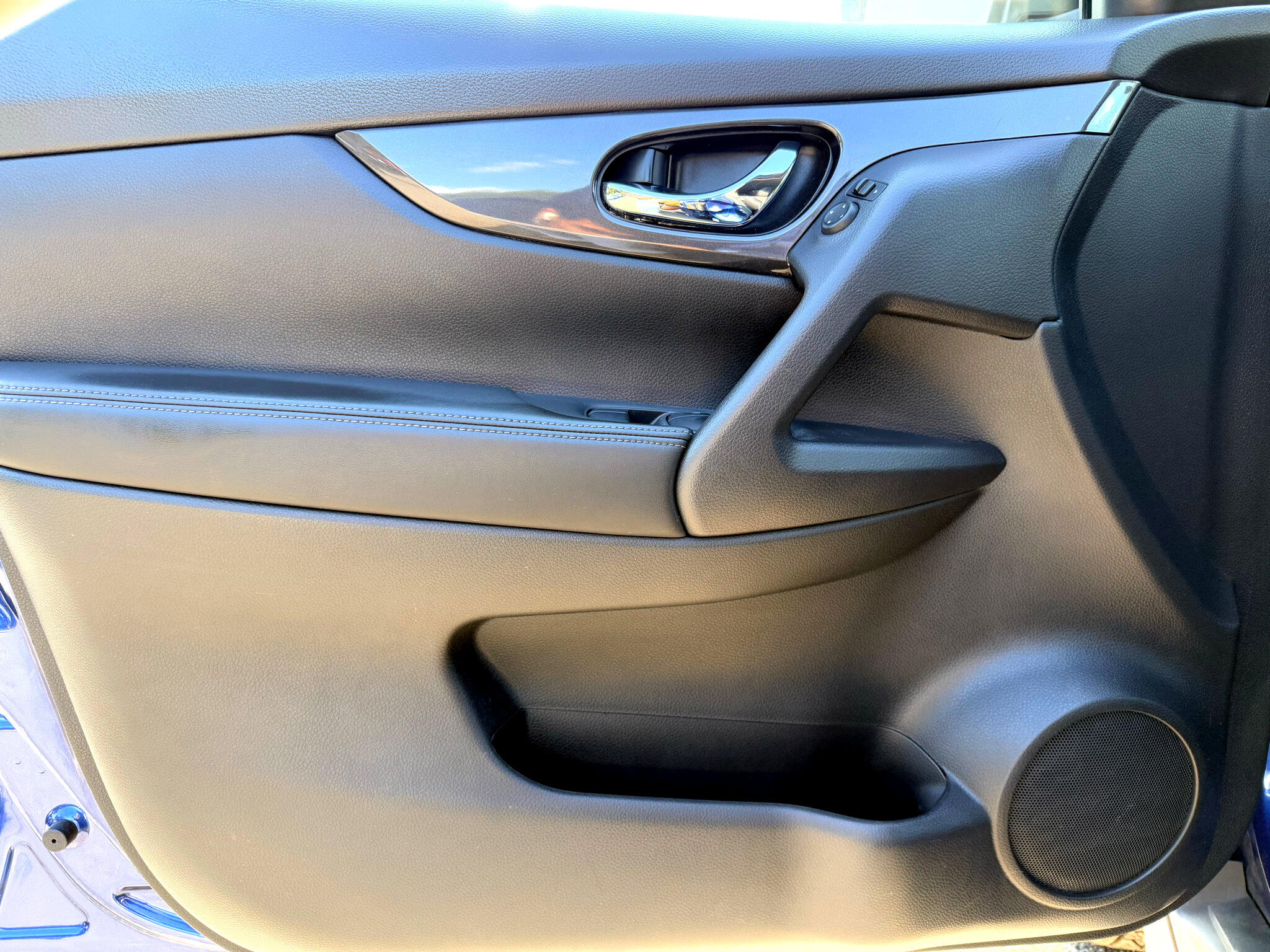 2017 Nissan Rogue SV photo 11