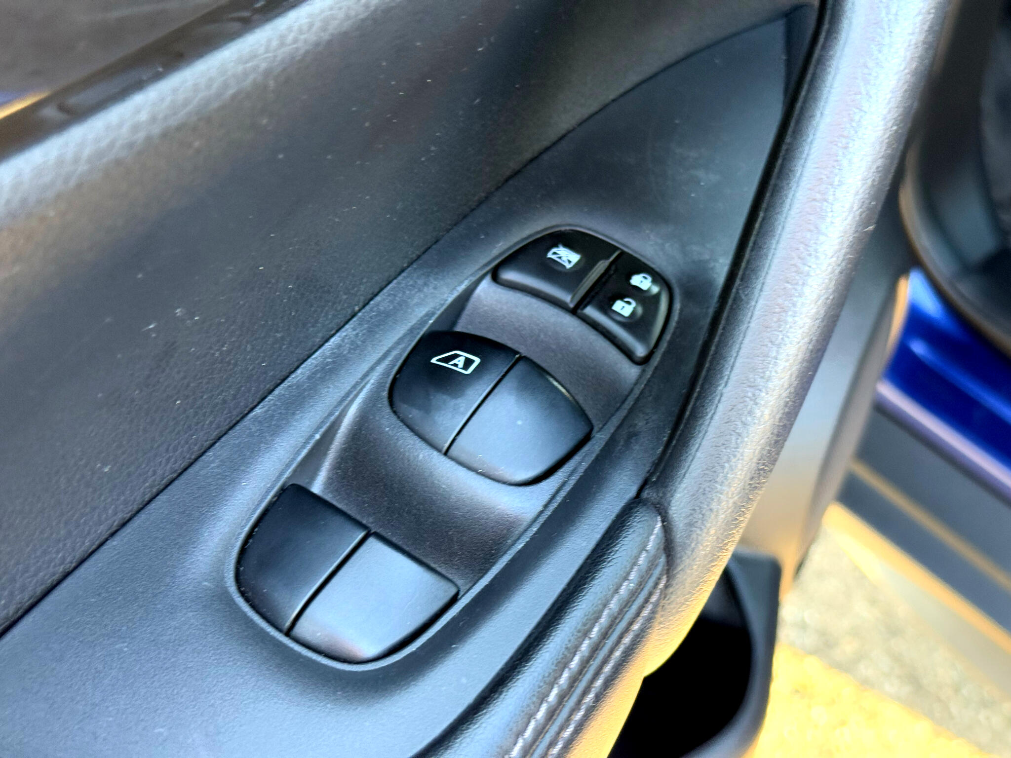 2017 Nissan Rogue SV photo 13