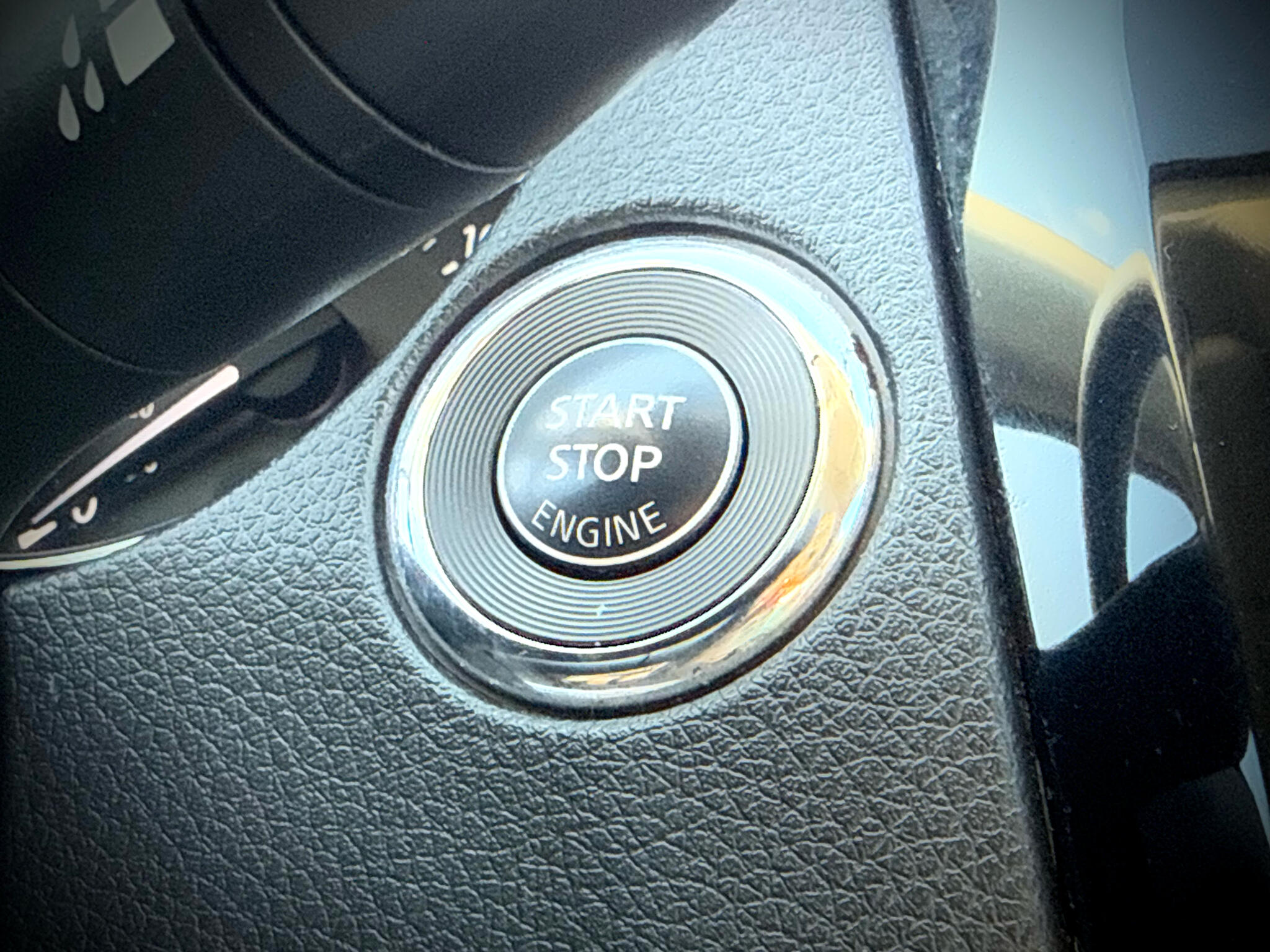 2017 Nissan Rogue SV photo 23