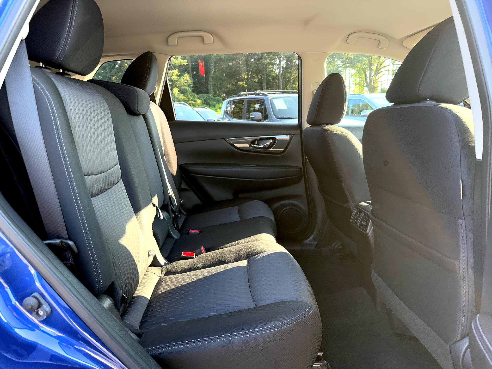 2017 Nissan Rogue SV photo 31
