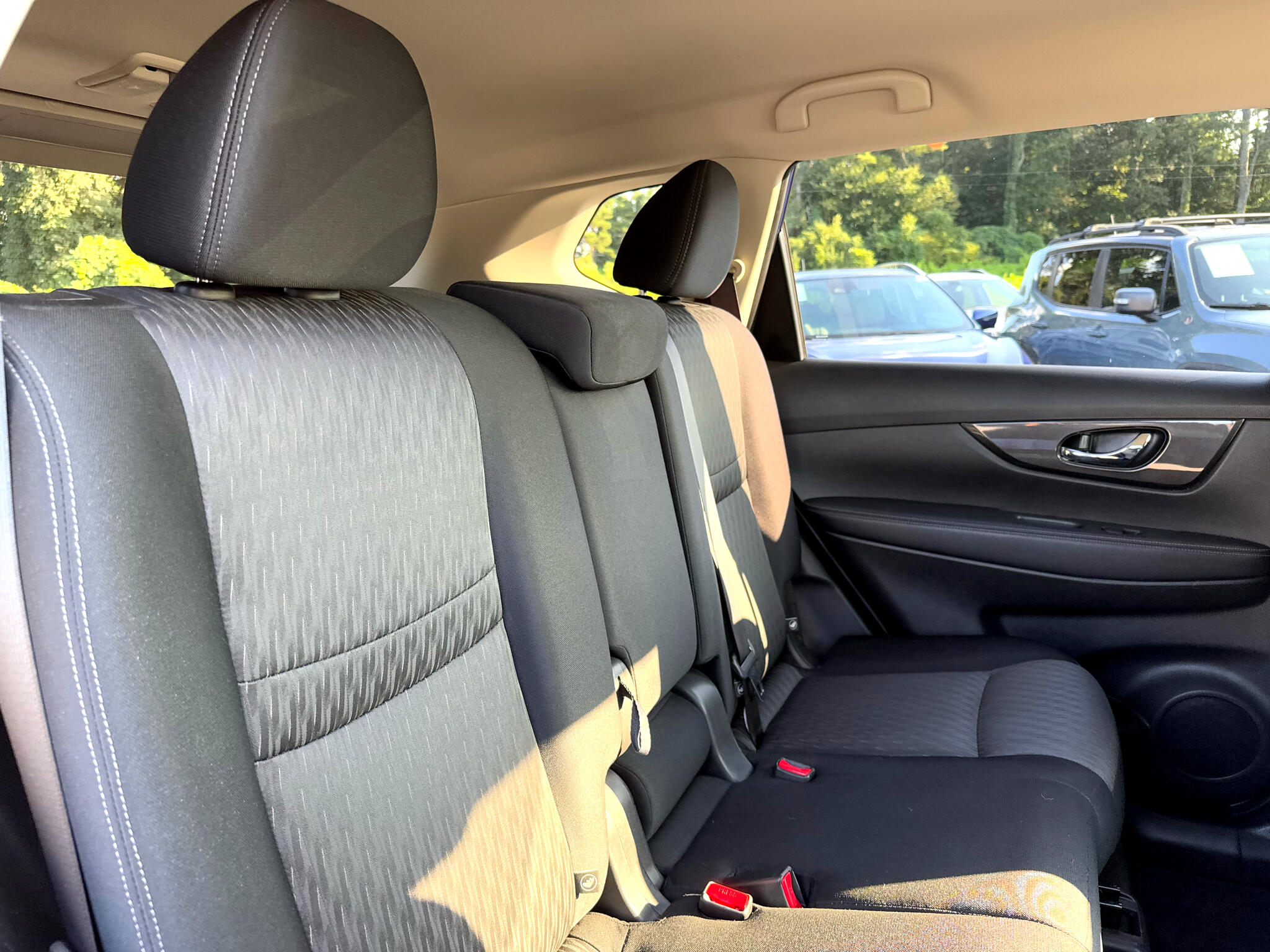 2017 Nissan Rogue SV photo 32