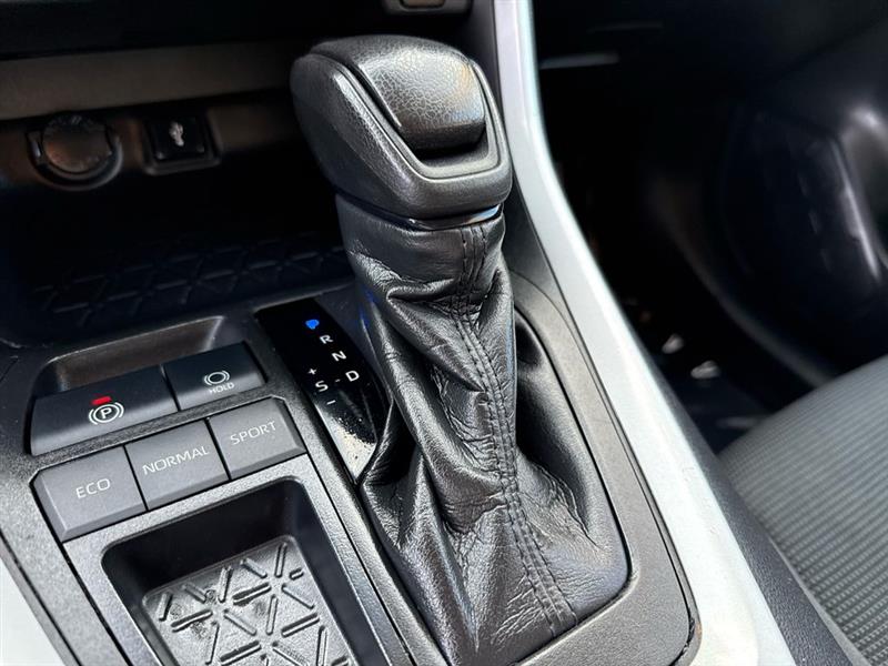 Toyota RAV4 LE 4D SUV FWD 2021