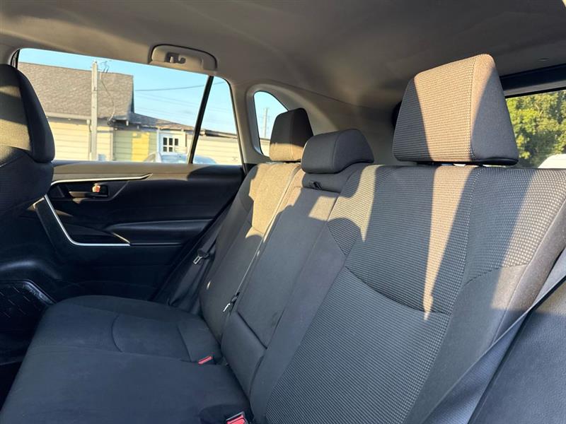 Toyota RAV4 LE 4D SUV FWD 2021