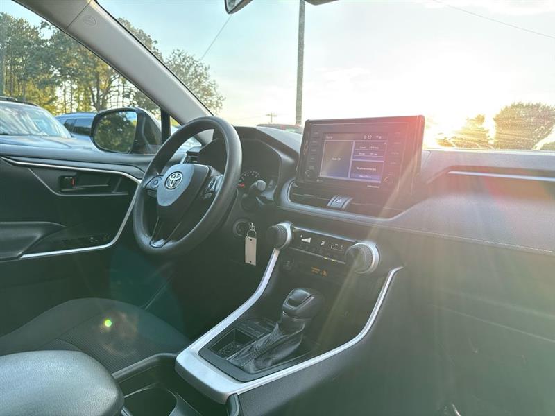 Toyota RAV4 LE 4D SUV FWD 2021