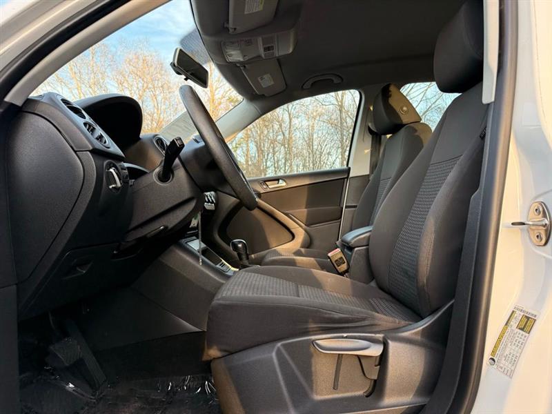 Volkswagen Tiguan 2WD 4dr SE 2011