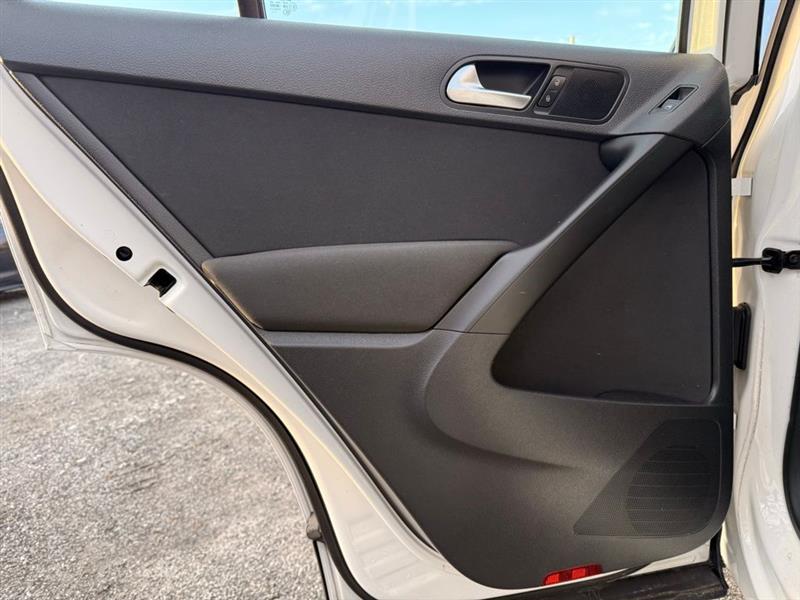 Volkswagen Tiguan 2WD 4dr SE 2011