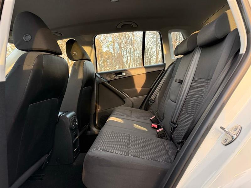 Volkswagen Tiguan 2WD 4dr SE 2011