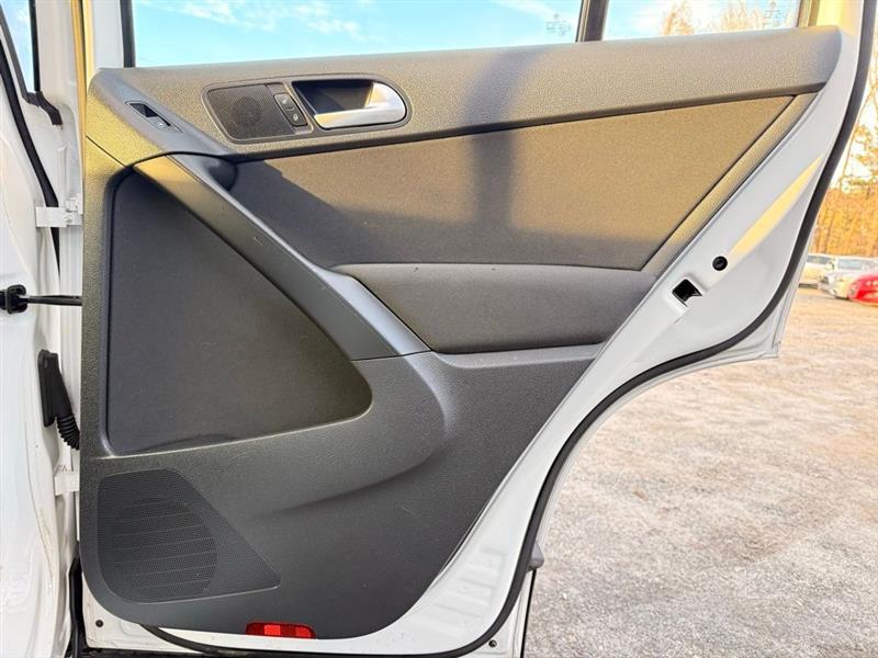 Volkswagen Tiguan 2WD 4dr SE 2011