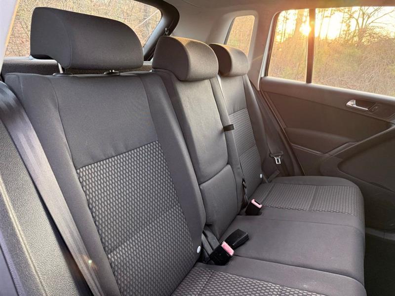 Volkswagen Tiguan 2WD 4dr SE 2011