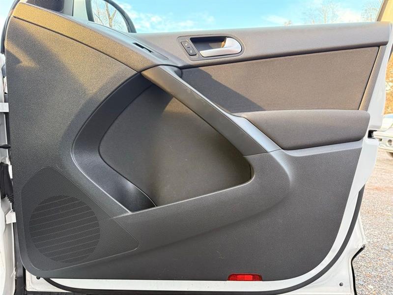 Volkswagen Tiguan 2WD 4dr SE 2011