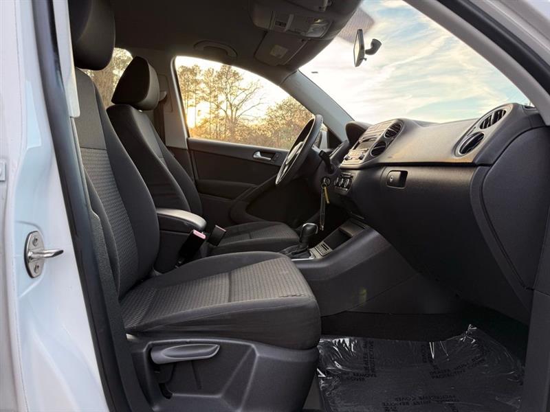 Volkswagen Tiguan 2WD 4dr SE 2011