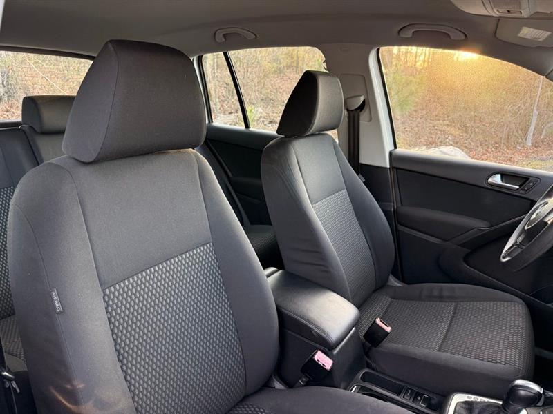 Volkswagen Tiguan 2WD 4dr SE 2011