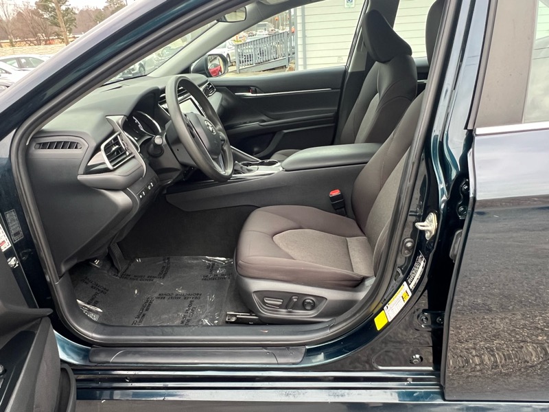 Toyota Camry LE Auto (Natl) 2020