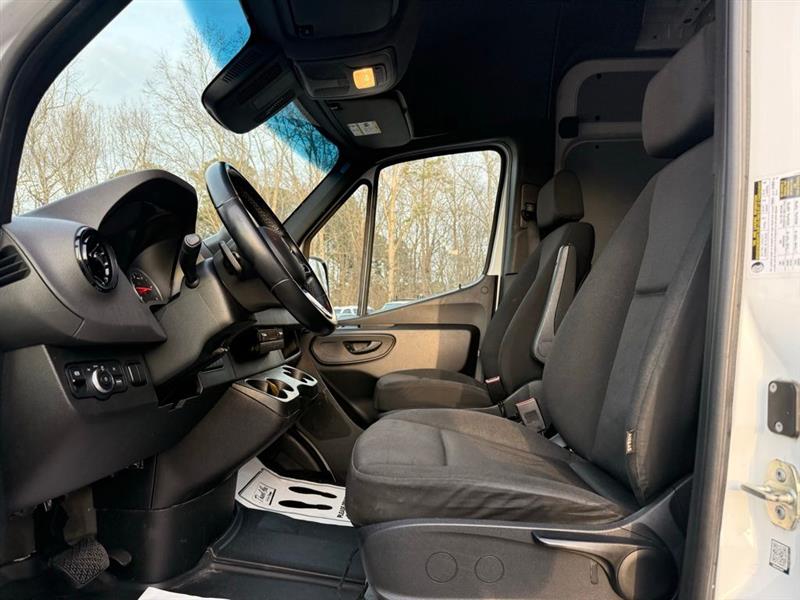 Mercedes-Benz Sprinter Cargo Van 2500 High Roof V6 170" RWD 2022