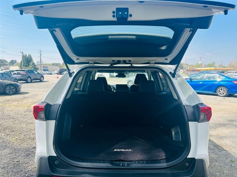 Toyota RAV4 LE FWD (Natl) 2020