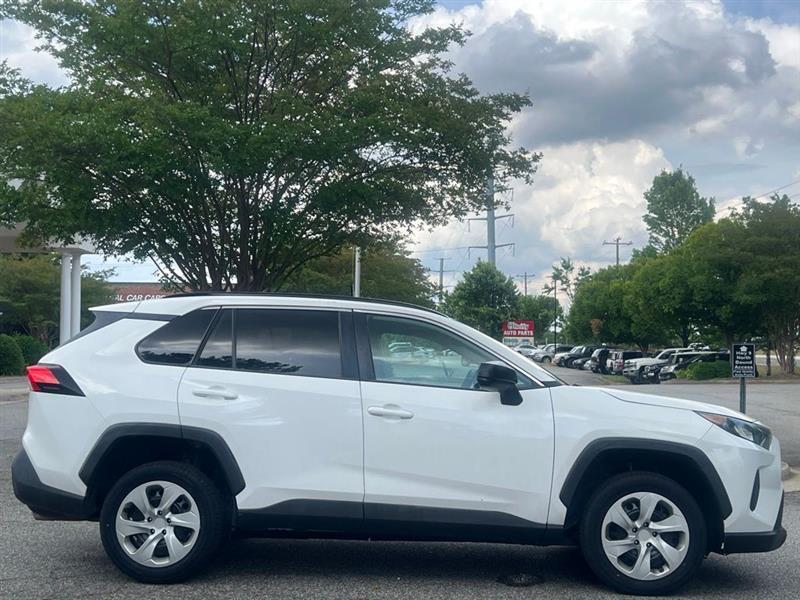 Toyota RAV4 LE FWD (Natl) 2020