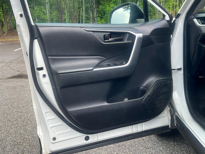 Toyota RAV4 LE FWD (Natl) 2020