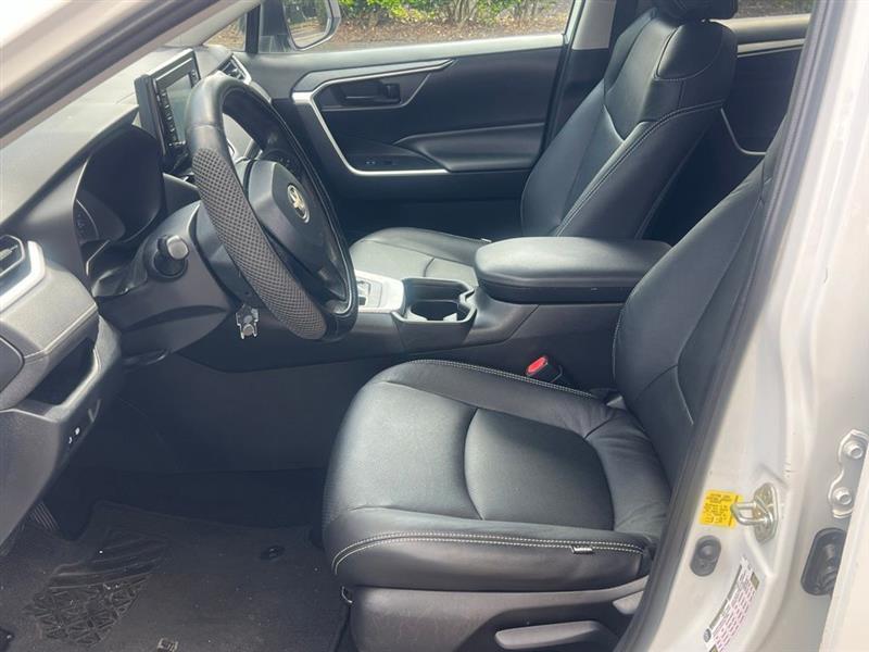 Toyota RAV4 LE FWD (Natl) 2020