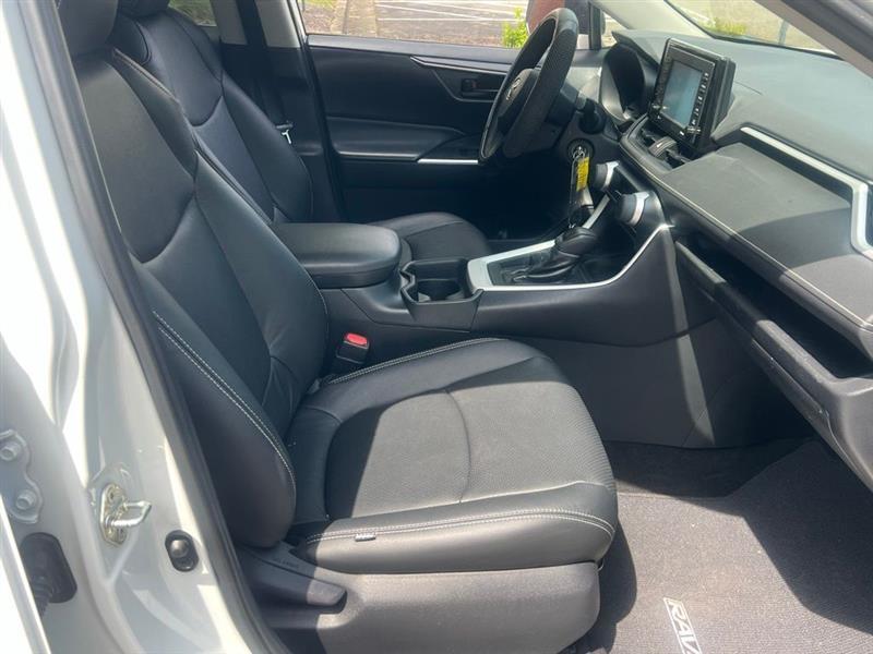 Toyota RAV4 LE FWD (Natl) 2020