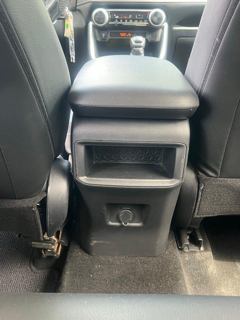 Toyota RAV4 LE FWD (Natl) 2020