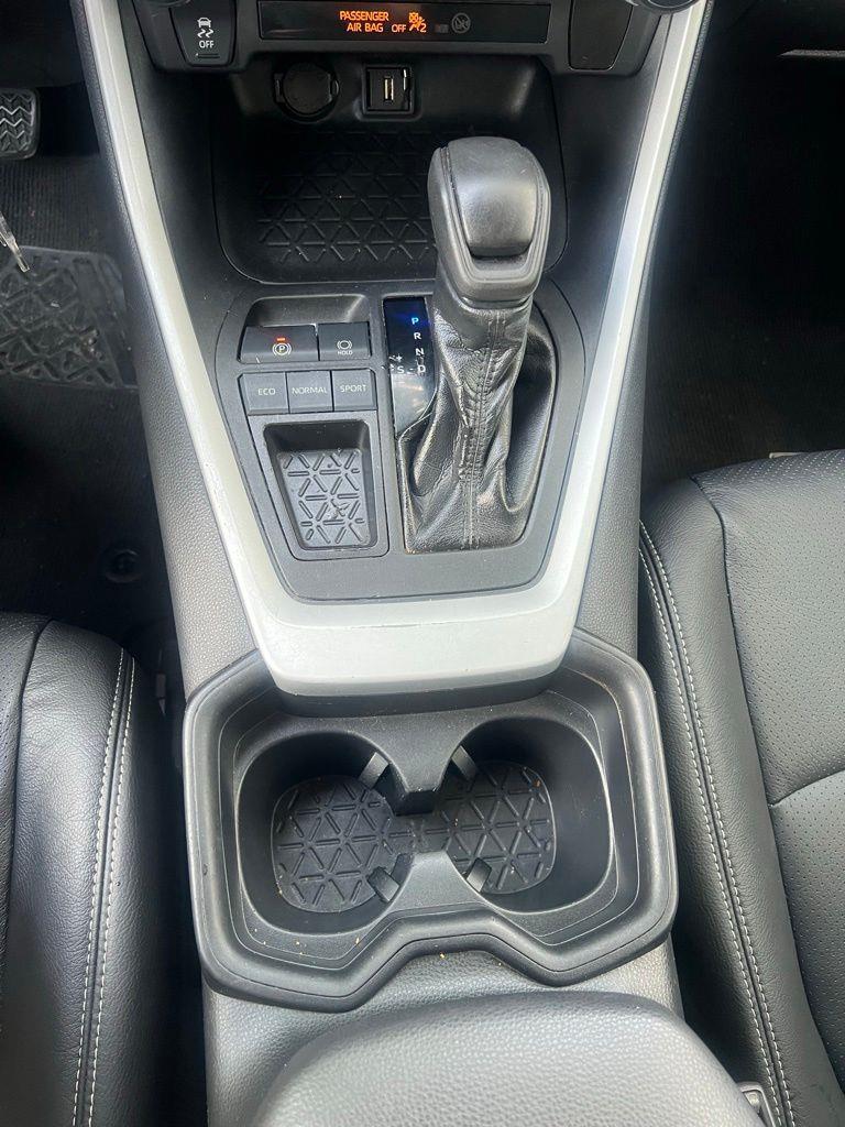 Toyota RAV4 LE FWD (Natl) 2020