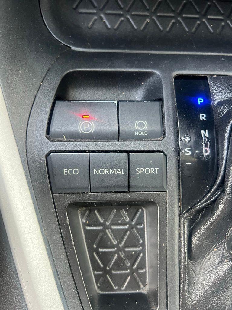 Toyota RAV4 LE FWD (Natl) 2020