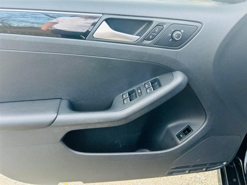 Volkswagen Jetta Sedan 4dr Auto 1.8T SEL PZEV 2016