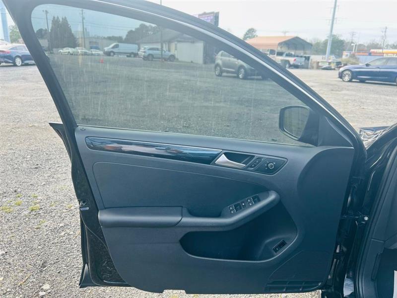 Volkswagen Jetta Sedan 4dr Auto 1.8T SEL PZEV 2016