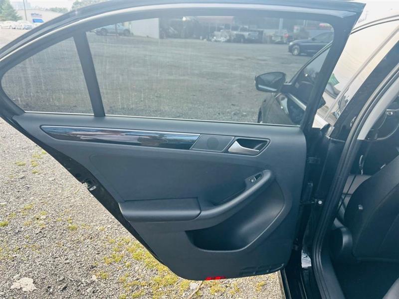 Volkswagen Jetta Sedan 4dr Auto 1.8T SEL PZEV 2016